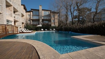 Una piscina techada, una piscina al aire libre