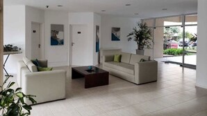 Lobby sitting area - Departamentos SEA POINT By D&G (Carilo)
