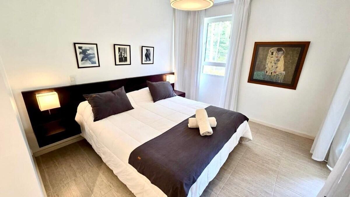 Safe på rommet, blendingsgardiner, wi-fi (inkludert) og sengetøy