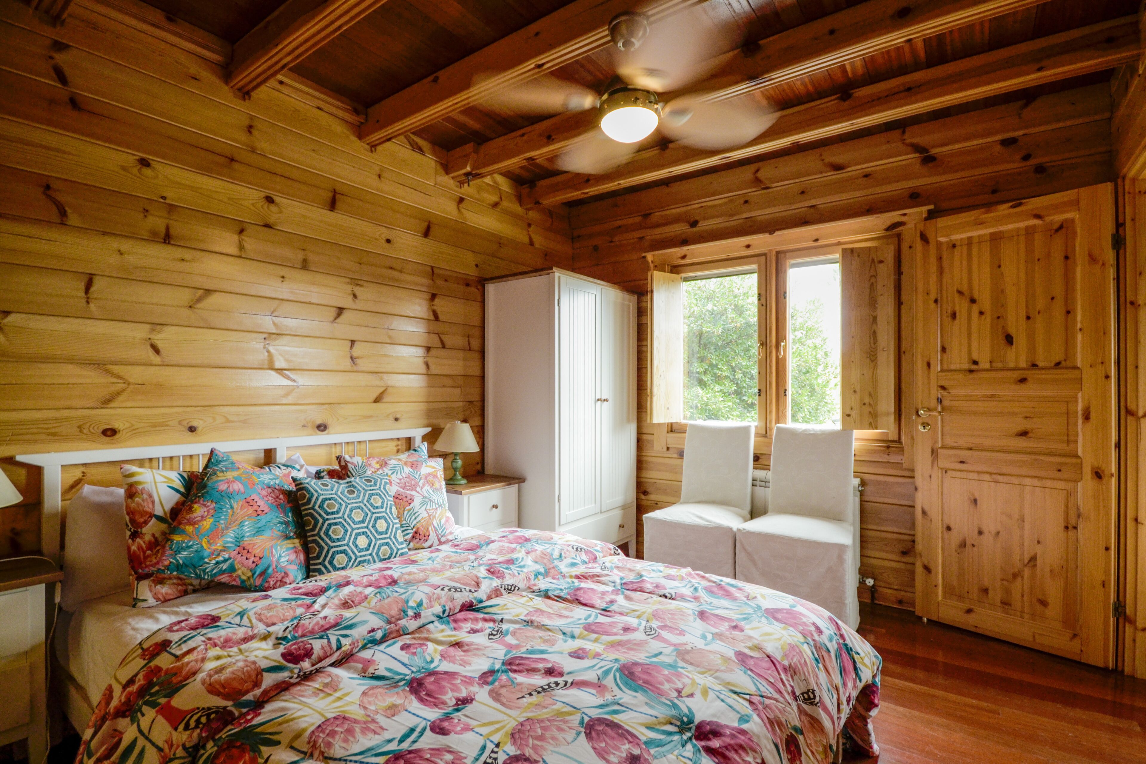 3 quartos, ferros/tábuas de passar roupa, Wi-Fi, roupa de cama