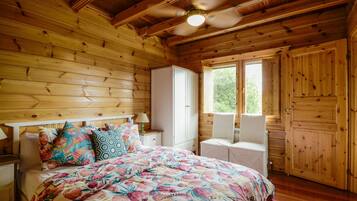 3 slaapkamers, een strijkplank/strijkijzer, wifi, beddengoed