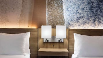 Luxe beddengoed, een bureau, een laptopwerkplek