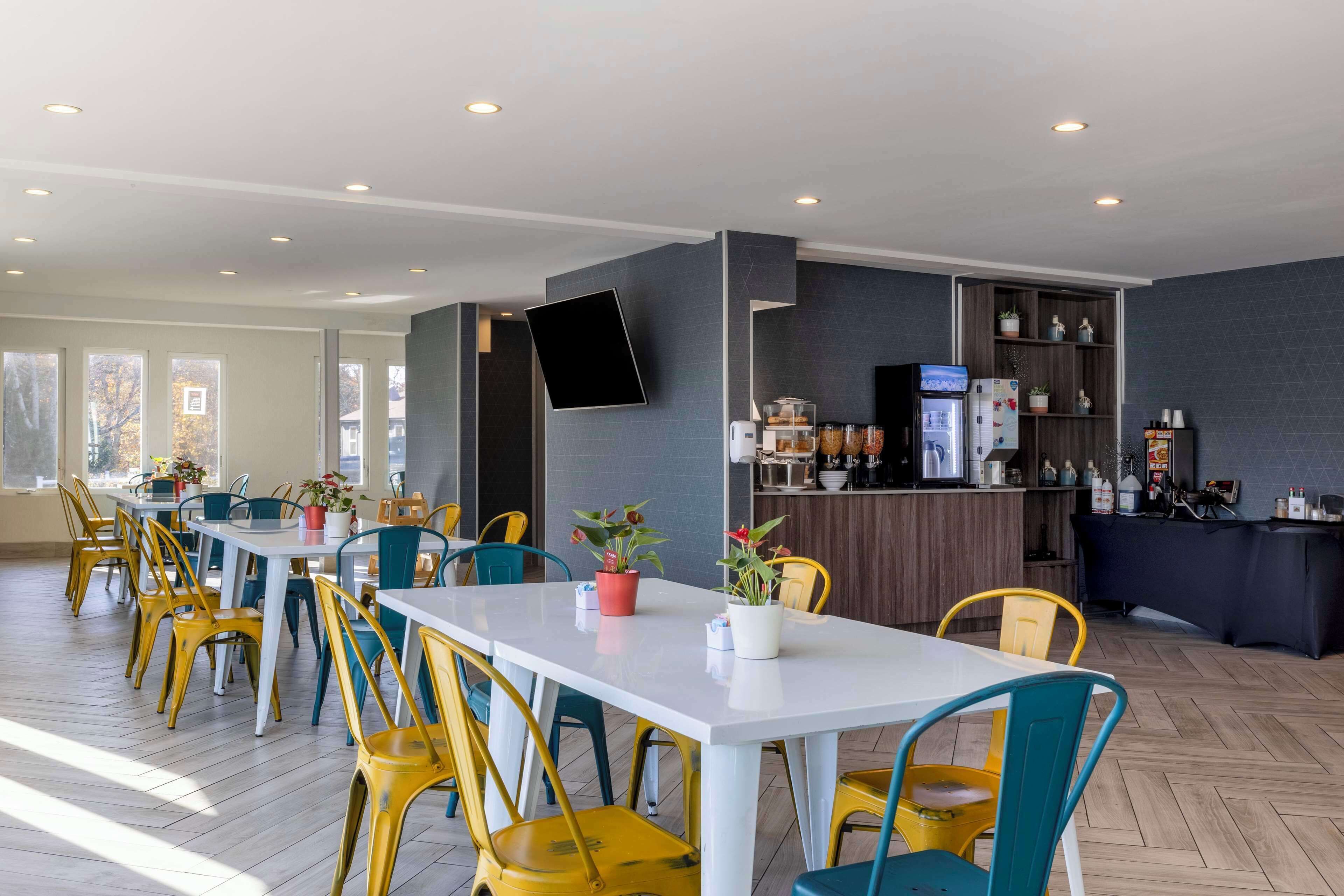 daily cooked-to-order breakfast for a fee