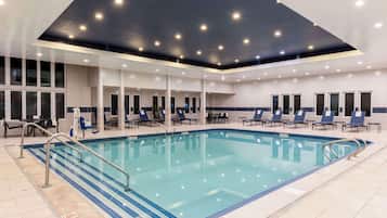 Indendørs pool, sæsonbestemt udendørs pool, liggestole