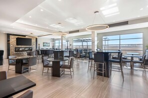 Bữa sáng buffet hàng ngày với phụ phí nhỏ 