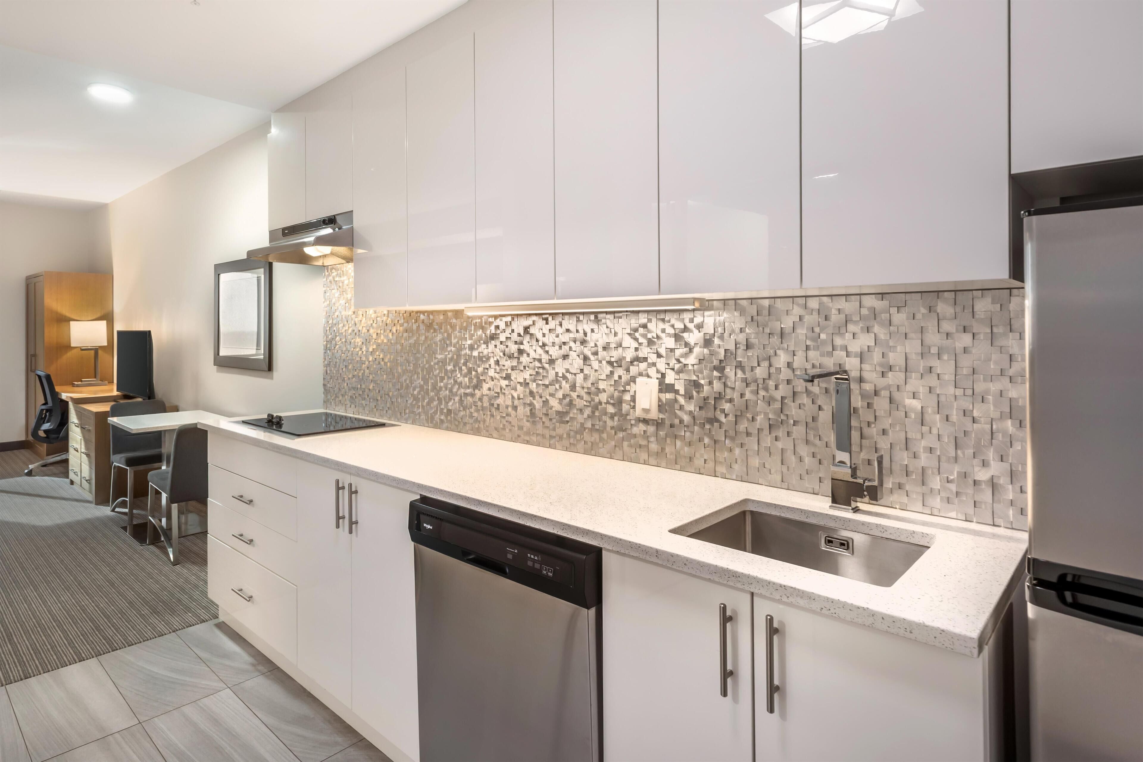 Rom – standard, 1 queensize-seng, tekjøkken (with Sofabed, non-Pet friendly) | Senger med overmadrass, safe på rommet og individuelt dekorert