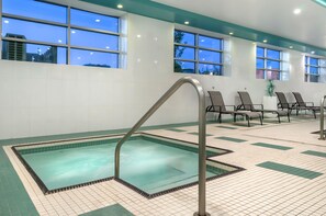 Una piscina techada, abierta desde las 08:00 hasta las 22:00, sombrillas