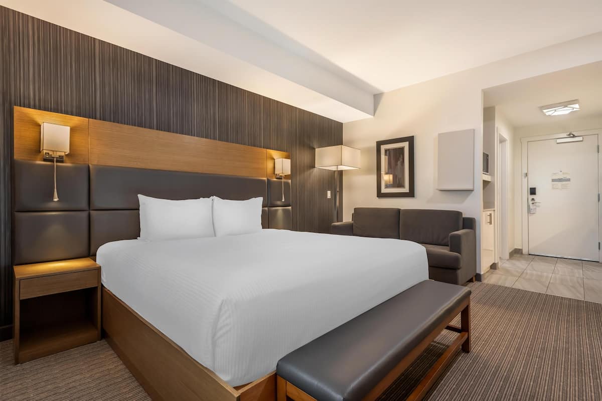 Phòng Tiêu chuẩn, 1 giường cỡ king, không hút thuốc, bếp nhỏ (non-Pet friendly) | Nệm có lớp đệm bông, két bảo mật tại phòng, trang trí khác biệt