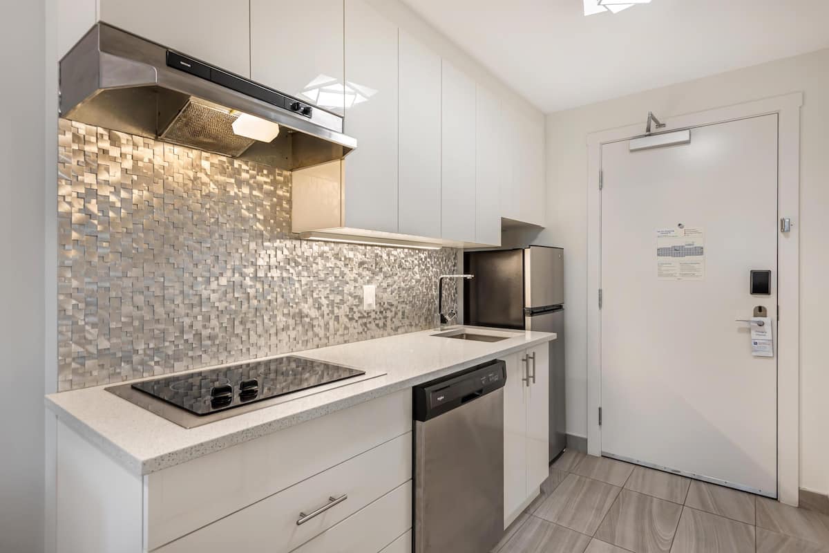 Rom, 1 kingsize-seng, ikke-røyk, tekjøkken (Suite, with Sofabed,non-Pet friendly) | Senger med overmadrass, safe på rommet og skrivebord