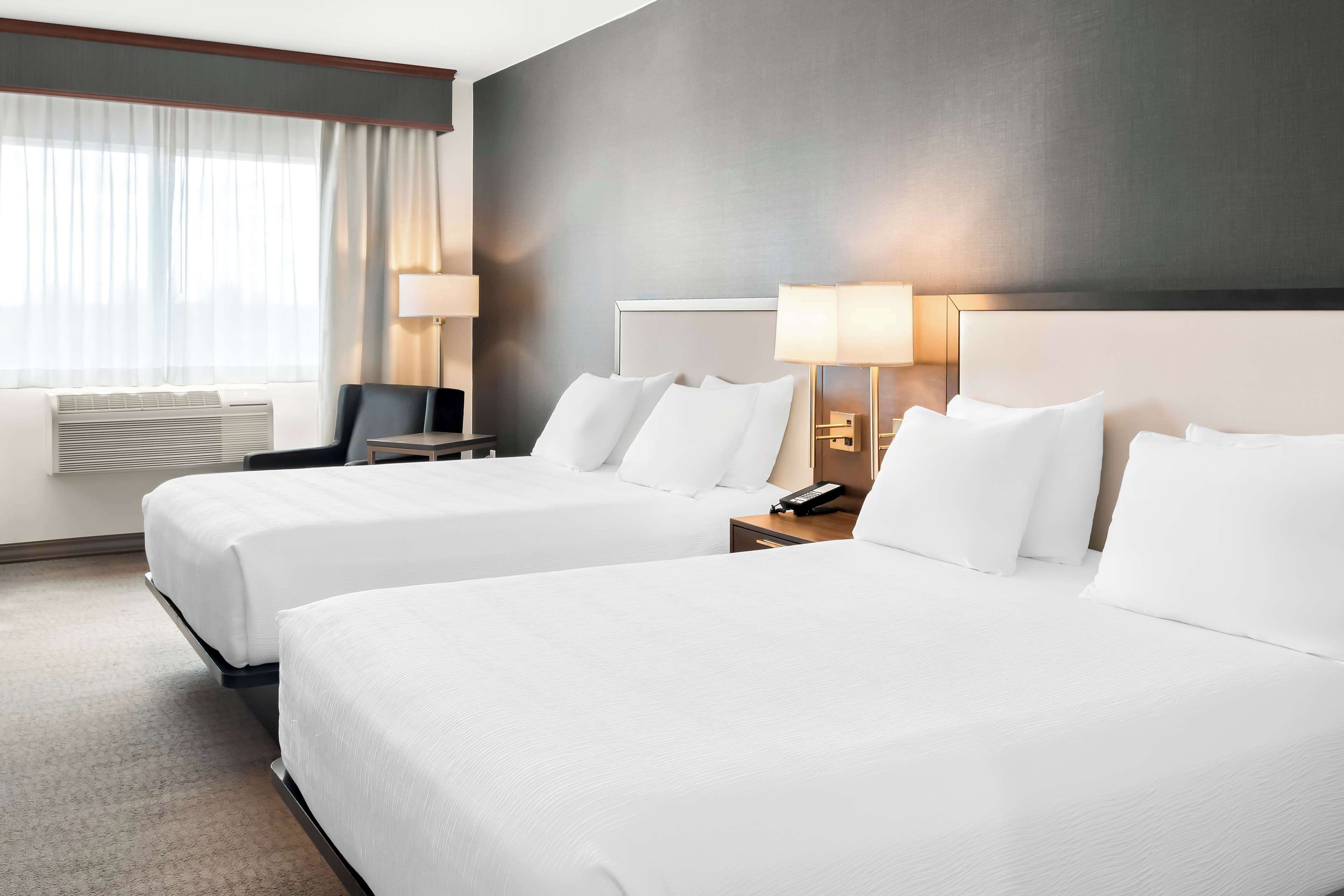 Decoración personalizada, escritorio y espacio para trabajar con laptop 