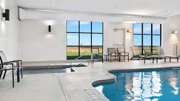 Piscine couverte, accÚs possible de 08 h 00 à 23 h 00, chaises longues