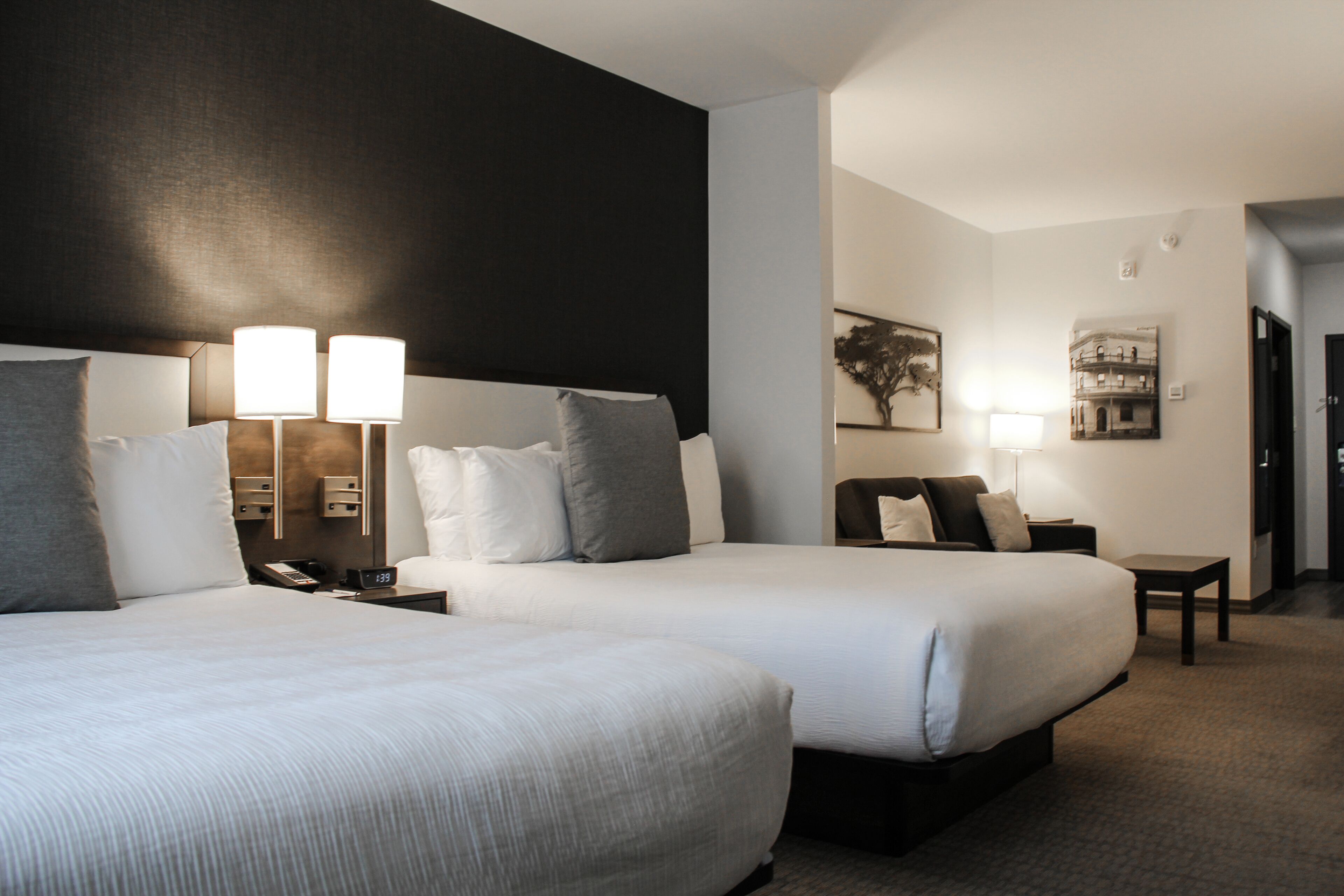 1 bedroom, individually decorated, desk, laptop workspace