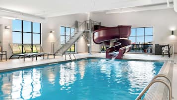 Innenpool, geöffnet von 08:00 Uhr bis 23:00 Uhr, Liegestühle