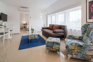 Deluxe-sviitti, 1 suuri parisänky, keittiö (Dining Table;with Sofabed) | Huoneen varustelu