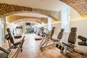 A gym with exercise equipment, a treadmill, and a mirrored wall. - Best Western Plus Celebrity Suites (Vienna)