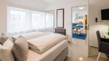 Deluxe Suite, 1 King Bed, Kitchen (Dining Table;with Sofabed) | Room amenity