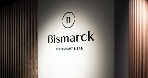 A wall with the text "Bismarck RESTAURANT & BAR" and a logo. - Aiden by Best Western Biberach (Biberach an der Riss)