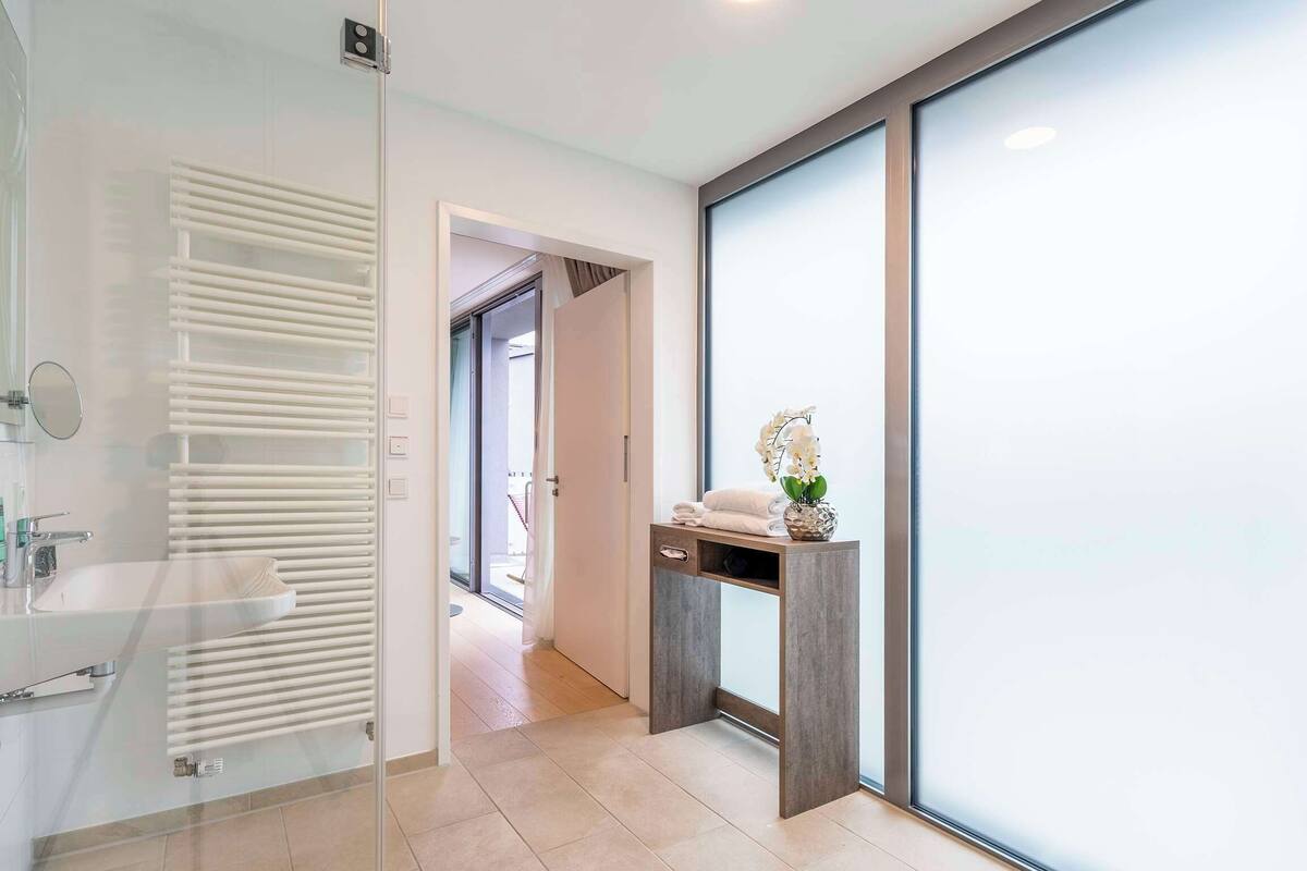 junior suite, 1 king bed, sauna | bathroom | shower, rainfall showerhead, hair dryer, towels