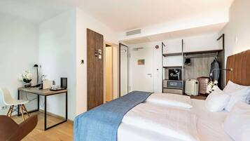 Comfort Room, 1 King Bed | 1 bedroom, soundproofing, iron/ironing board, free WiFi