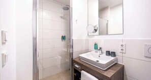 Shower, rainfall showerhead, hair dryer, towels - Aiden by Best Western Biberach (Biberach an der Riss)