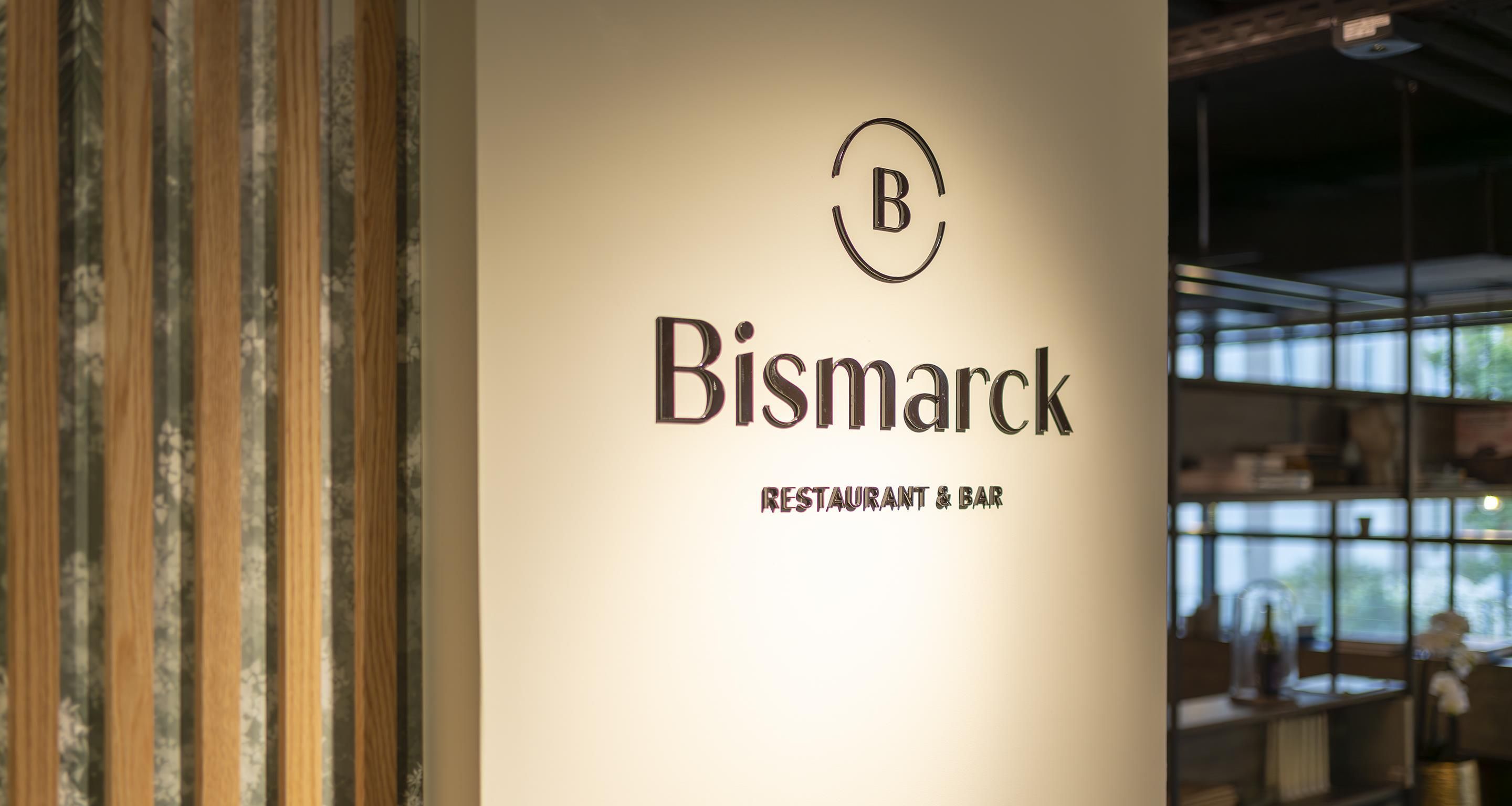 Paret amb el nom 'Bismarck' i les paraules 'RESTAURANT & BAR' que indiquen l'establiment.