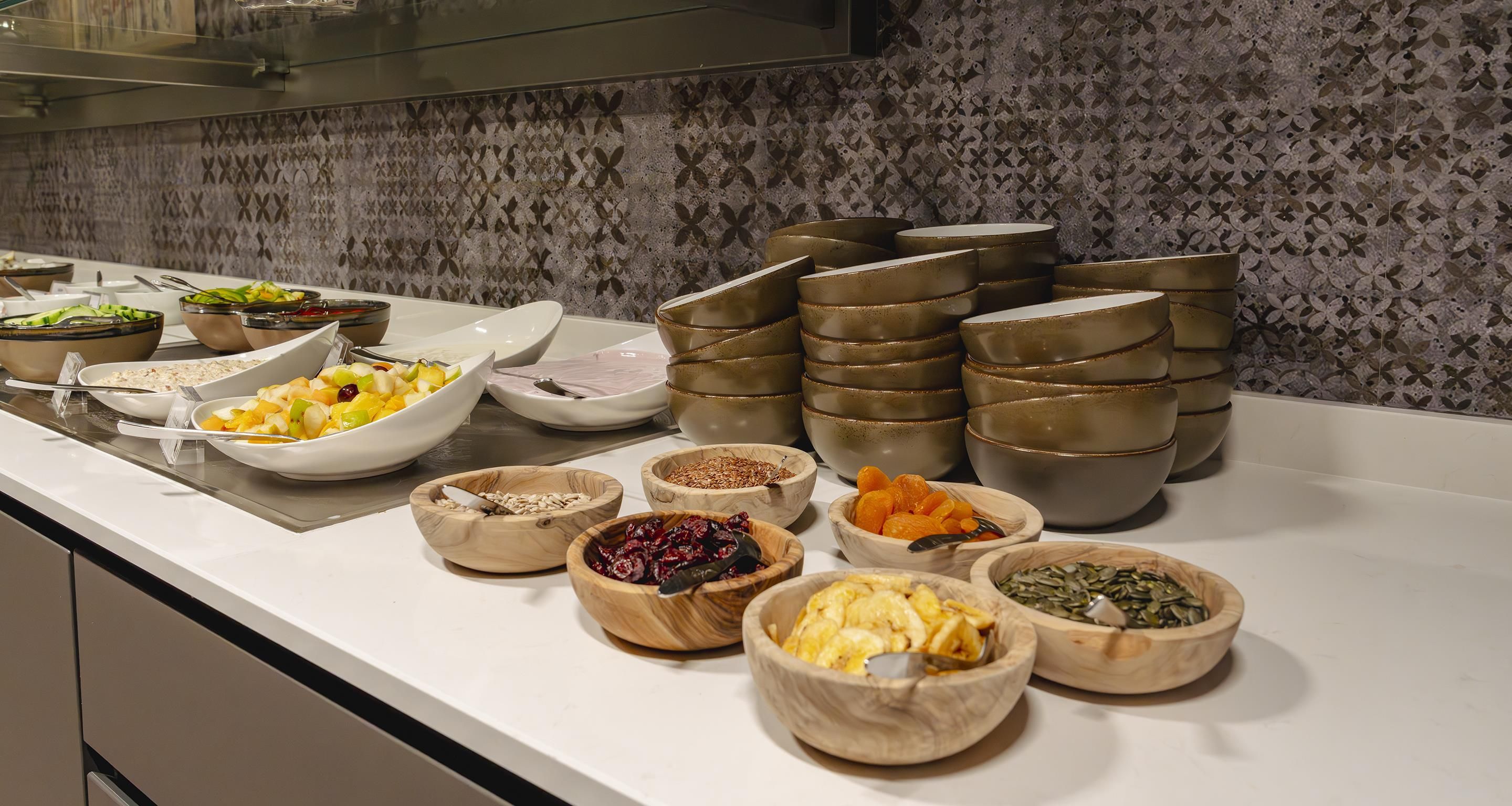 Un buffet con diversi cibi e ciotole.
