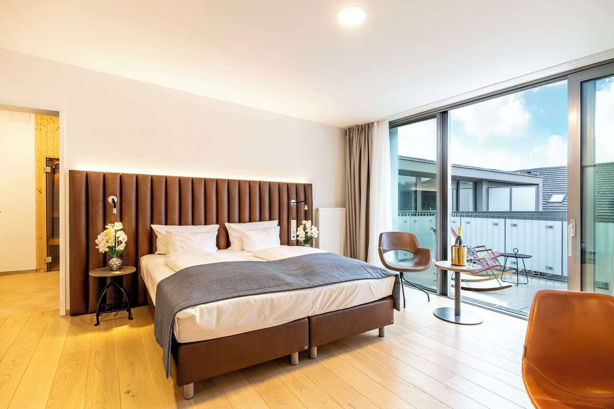 junior suite, 1 king bed, sauna | 1 bedroom, soundproofing, iron/ironing board, free wifi