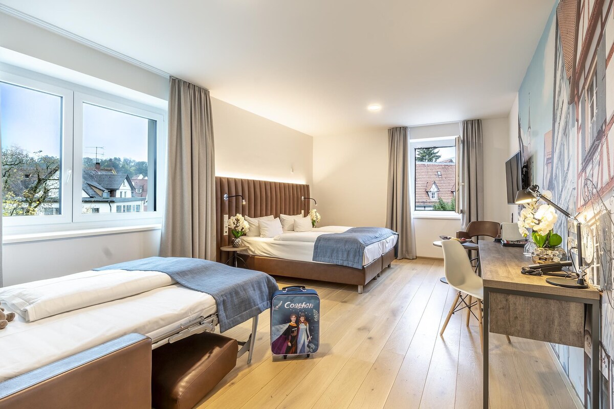 Junior Suite, 1 King Bed | Soundproofing, iron/ironing board (on request), WiFi (free), bed sheets
