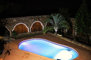 Una piscina al aire libre, tumbonas