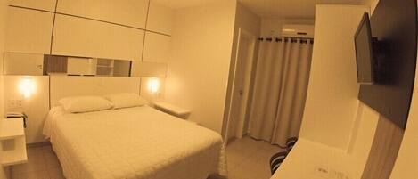 Kamar, 1 Tempat Tidur Queen | Tirai kedap cahaya, setrika/meja setrika, Wi-Fi gratis, dan seprai linen