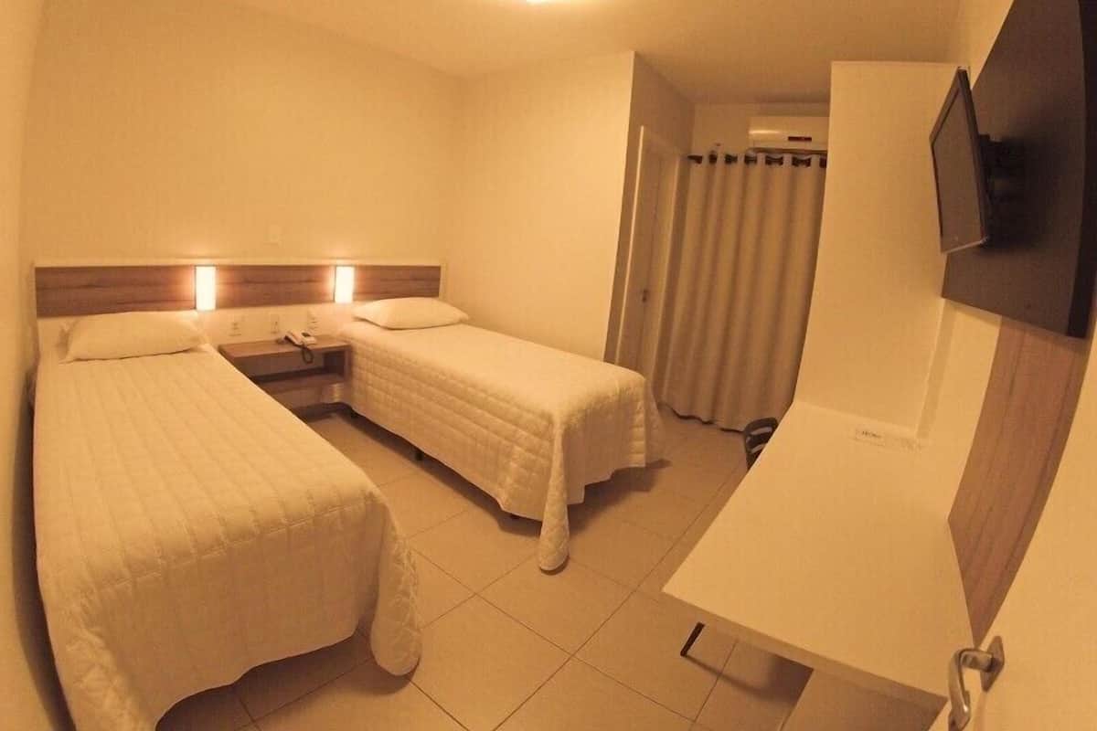 Room, 2 Katil Bujang (Single) | Langsir/tirai gelap terus, seterika/papan seterika, Wi-fi percuma
