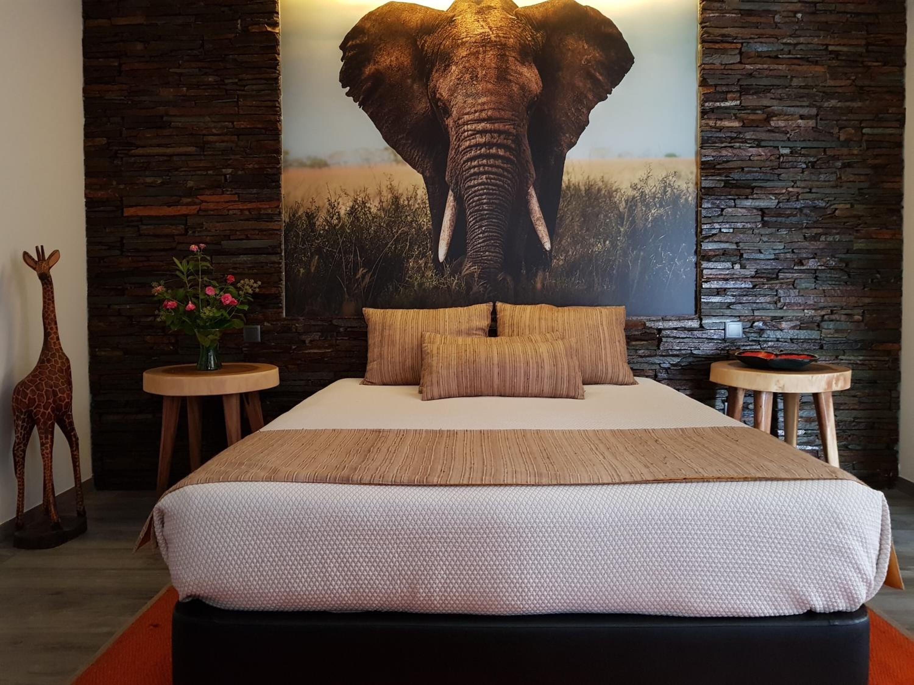 ملاءات للفراش لا تسبب الحساسية ومكتب وتجهيزات عازلة للصوت