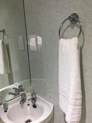 Standard Single Room | Bathroom | Shower, towels, soap, shampoo - Terra Nova Hotel (Aberdeen)