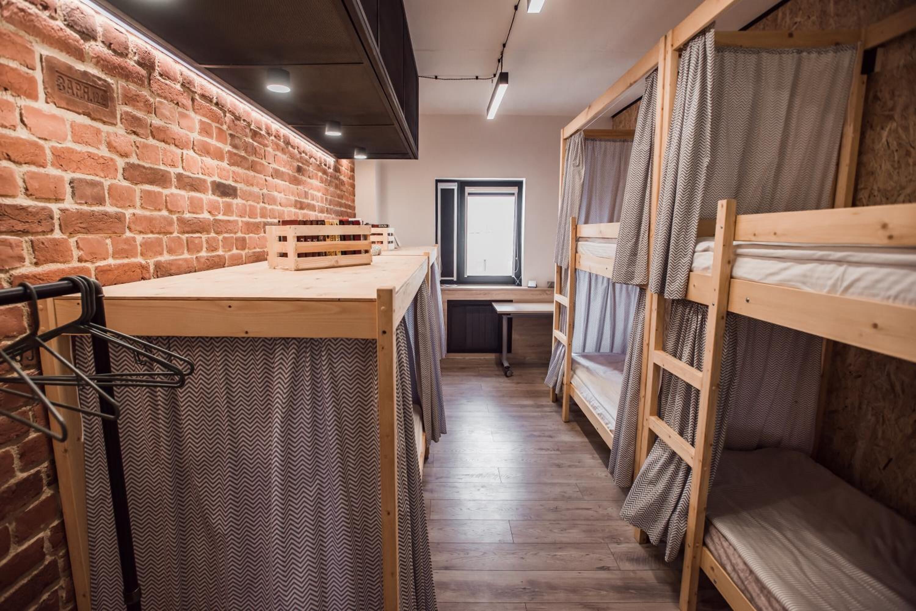 Luxe beddengoed, een bureau, verduisterende gordijnen