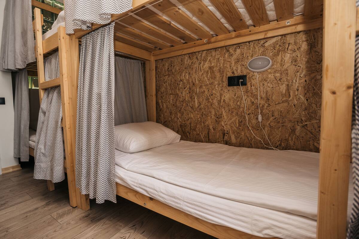 Roupas de cama premium, escrivaninha, cortinas blackout
