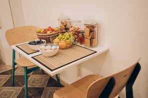 ตู้เย็น, ไมโครเวฟ, เครื่องชงกาแฟเอสเปรสโซ, เครื่องชงกาแฟ/ชา