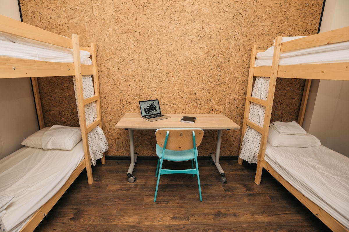 Roupas de cama premium, escrivaninha, cortinas blackout