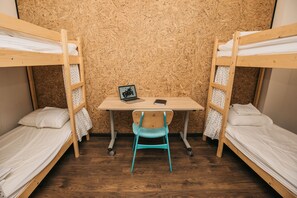 Premium bedding, desk, blackout curtains, iron/ironing board - Loft Hostel (Belgorod)