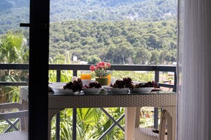 Basic Triple Room, Multiple Beds, Pool View | In-room dining