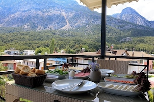 Basic Triple Room, Multiple Beds, Pool View | In-room dining