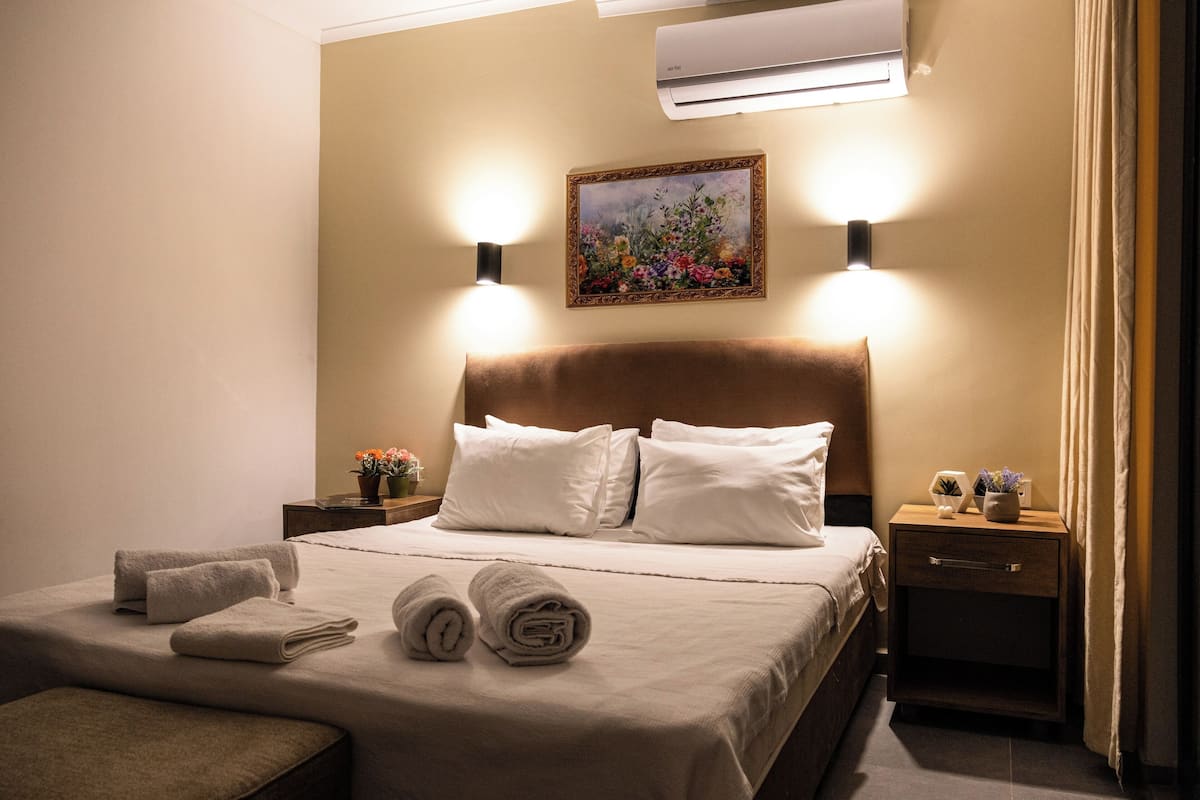 Basic-Dreibettzimmer, Mehrere Betten, Poolblick | Schreibtisch, kostenloses WLAN, Bettwäsche