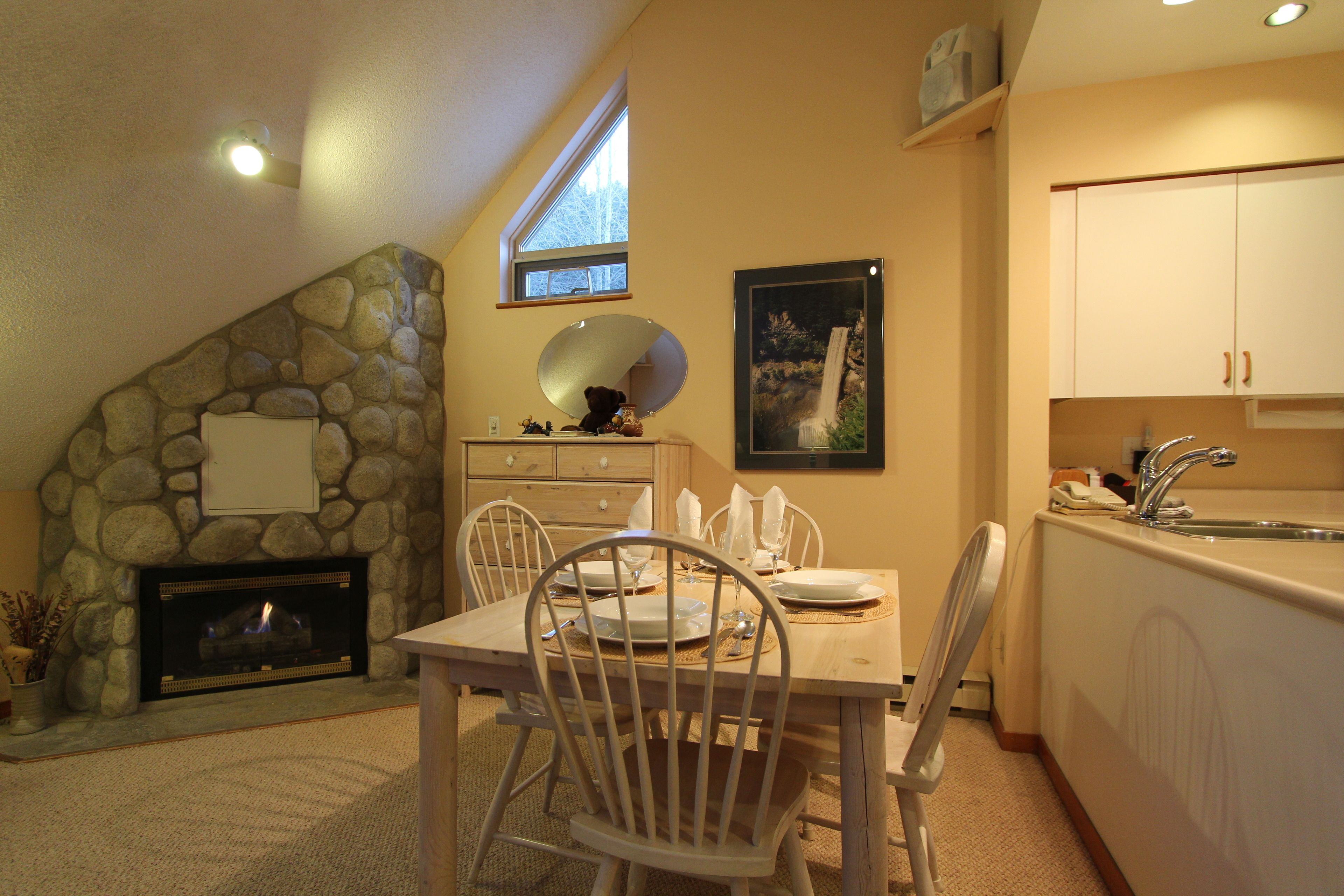 Superior Condo, 1 Bedroom, 2 Bathrooms | In-room dining