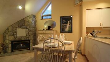 Superior Condo, 1 Bedroom, 2 Bathrooms | In-room dining
