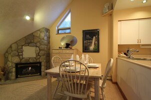 Apartamento superior, 1 habitación, 2 baños | Servicio de comidas en la habitación