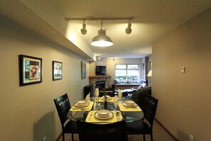Standard Condo, 1 Bedroom, Ground Floor | In-room dining