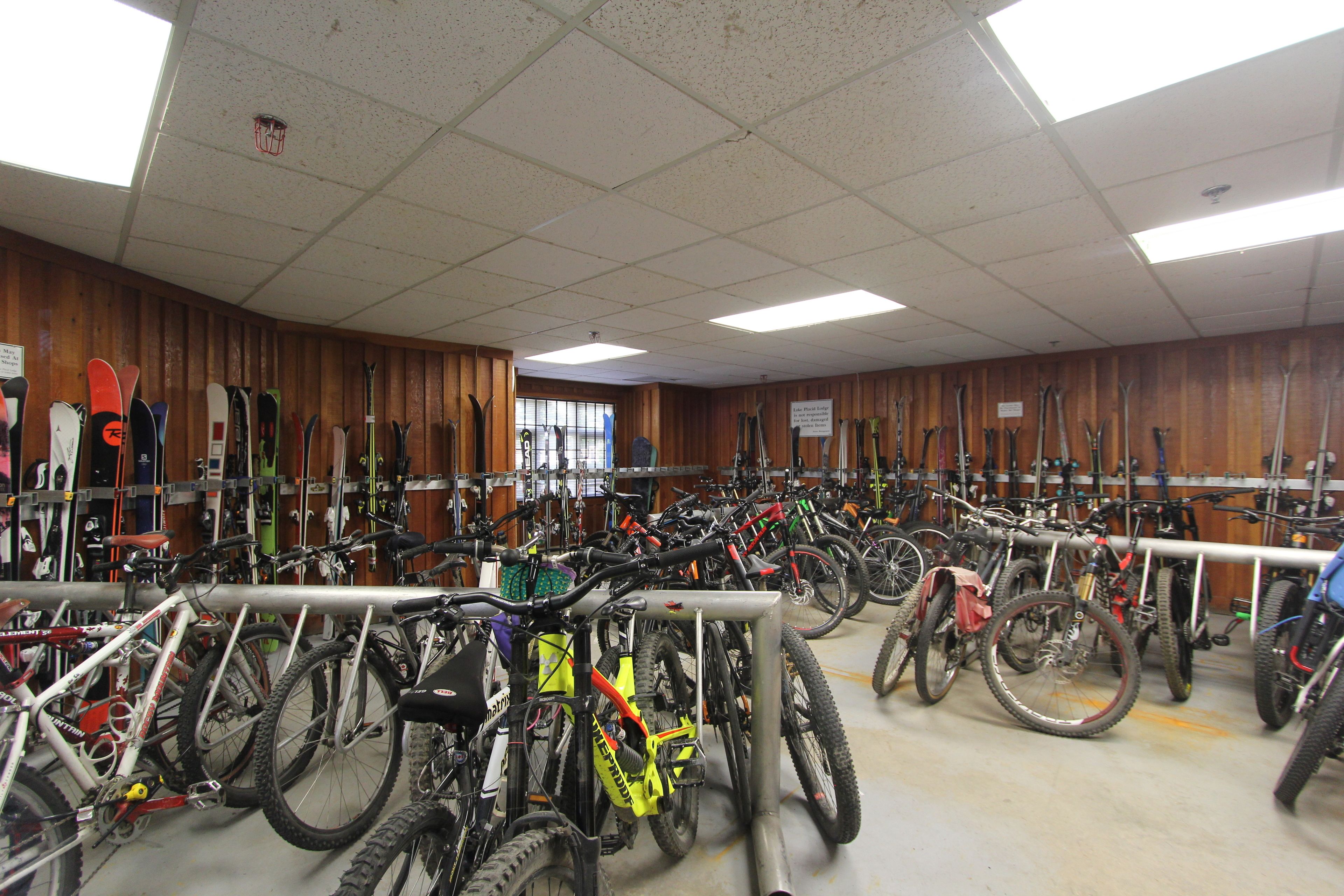 Un point de location de vélos et de planches à neige, avec un large choix de modèles.