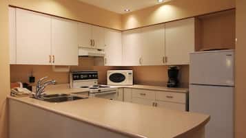 Superior Condo, 1 Bedroom, 2 Bathrooms | Private kitchen | Full-sized fridge, microwave, oven, stovetop