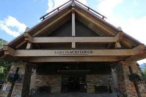 Property entrance - Lake Placid Lodge By Whistler Retreats (Whistler)