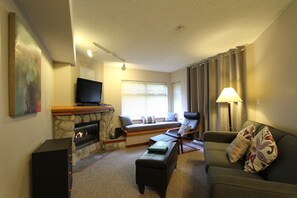 Standard-Apartment, 1 Schlafzimmer, Erdgeschoss | Wohnbereich | Fernseher