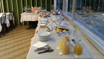 Tägliches inbegriffenes kontinentales Frühstück